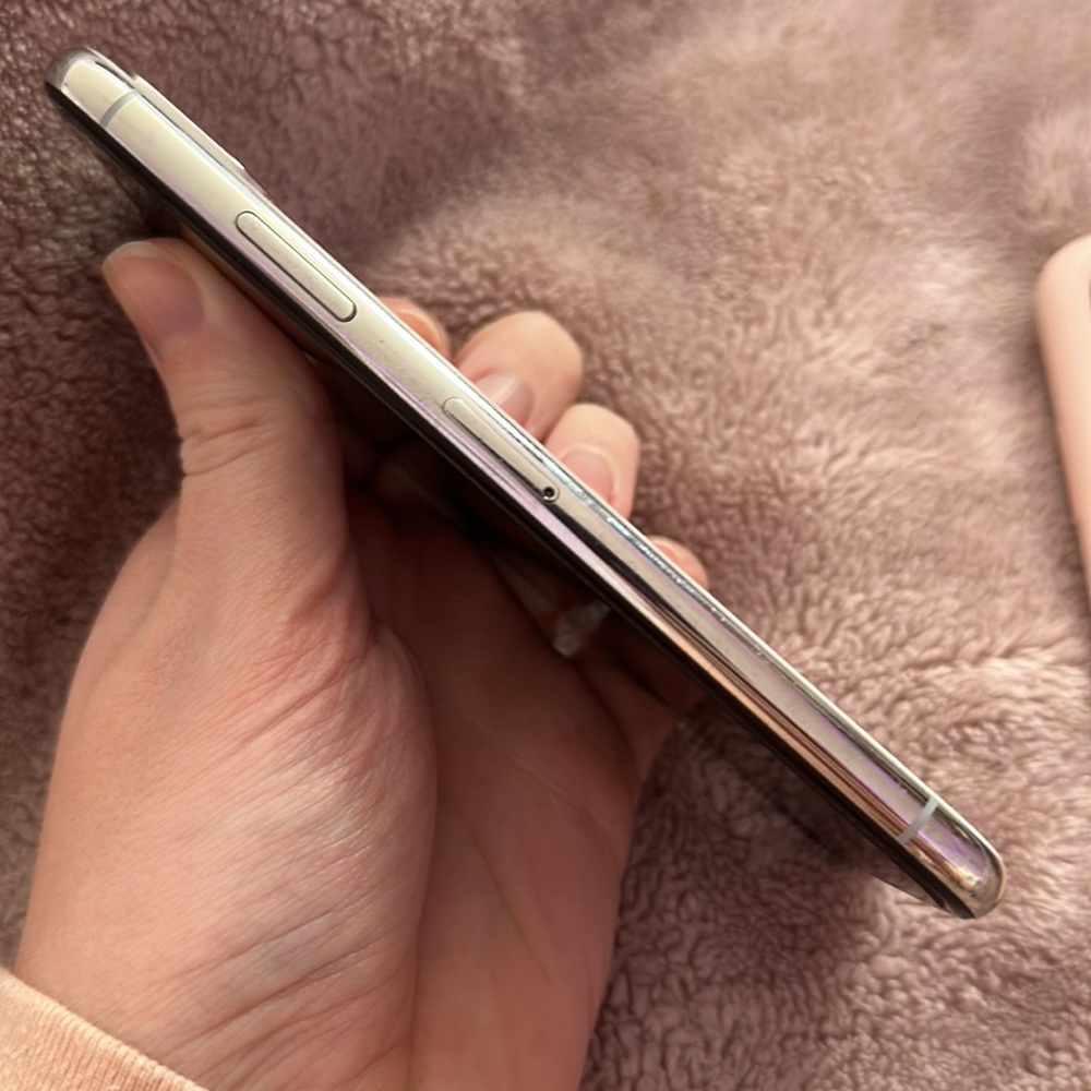 IPhone XS 64GB unlocked with cases - Picture 9 of 16